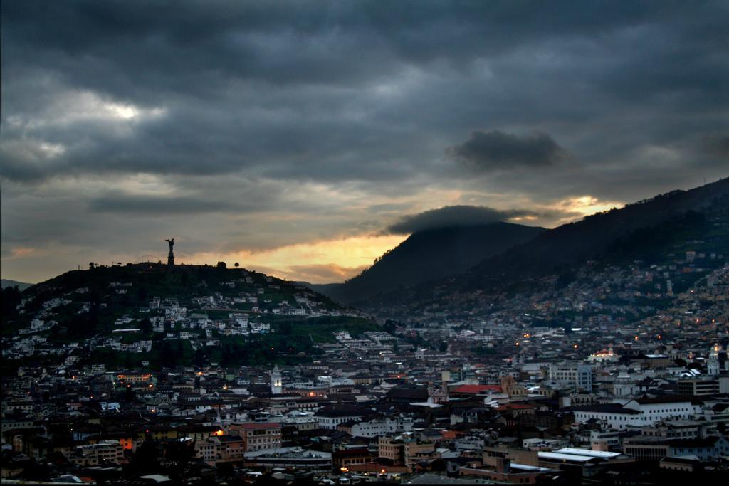 Hotel Huasi Continental Quito Extérieur photo